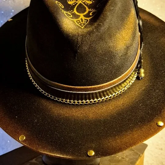 Um chapéu que carrega personalidade, sutileza e elegância.