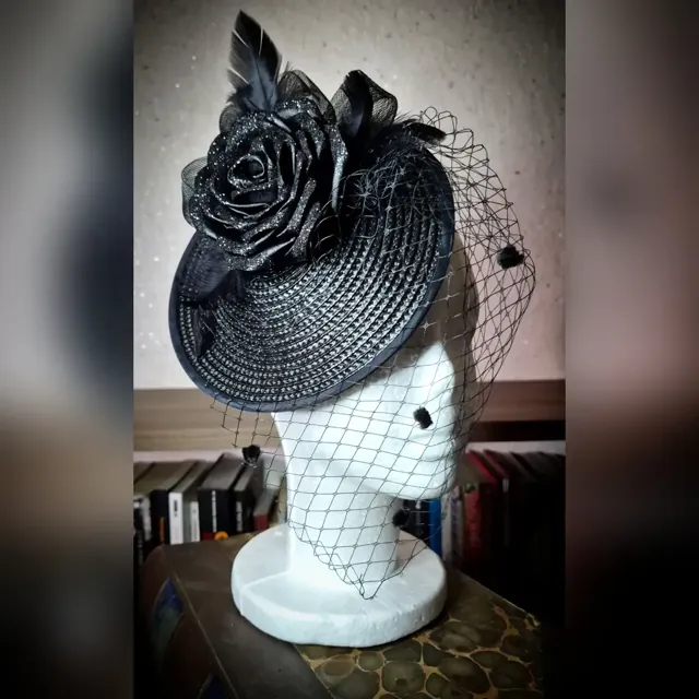 Um casquete com um charme de voilette.